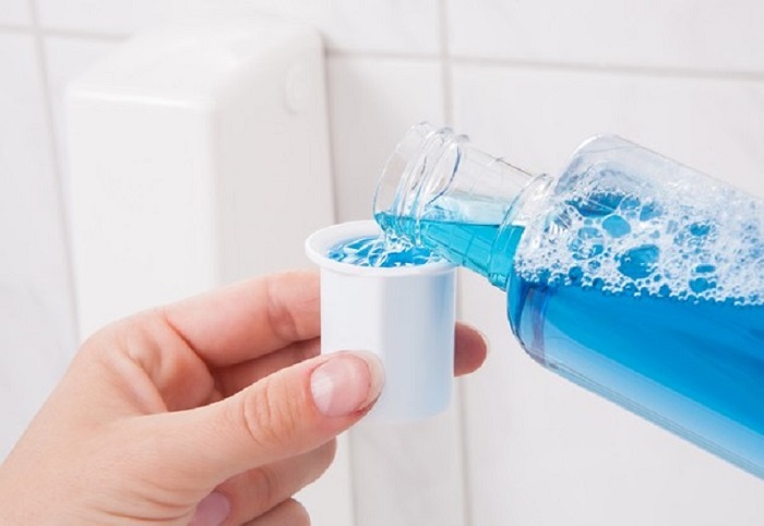 Sử dụng nước tẩy để tẩy vết dầu mỡ xe máy